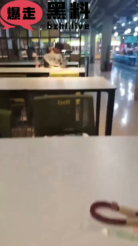 北京某高中食堂情侣当众互抠 男生施展黄金圣手 看妹子表情应该是高潮了！