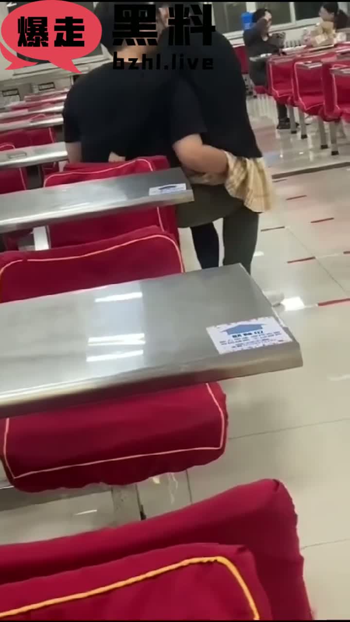 哈理工荣成学院食堂 情侣上演惊天淫戏 少女被探裙猛抠 情动深处竟当众舌吻跪地口 ！