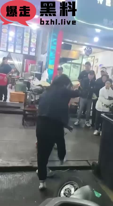 温州龙港池浦路出轨捉奸事件！小三在冲突中不堪原配的暴击 落魄而逃 真是不作死就不会死！