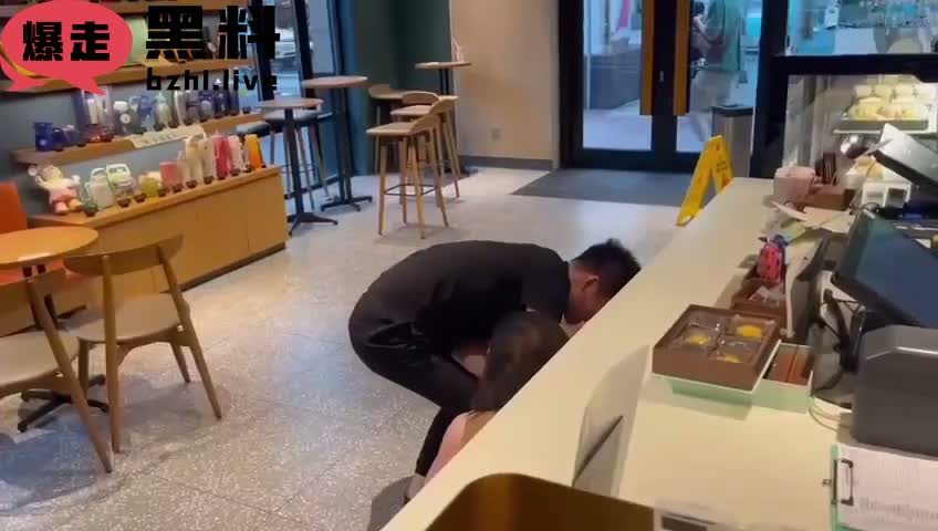 渣男带小三星巴克甜蜜约会 不料被原配当场抓奸 场面失控扭打拉扯 刺激到爆！