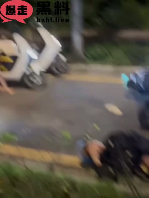 集美喝多发癫怒揍外卖小哥 现场混乱刺激！