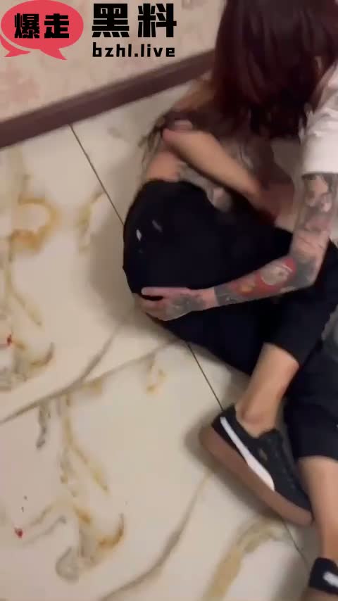 捉奸名场面！精神纹身小妹誓死守护奸夫 忠诚度爆表 妥妥的情妇天花板！