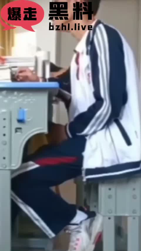 南昌一中 眼镜男上课偷偷打飞机被同学偷拍曝光 外表斯文内心性瘾强！