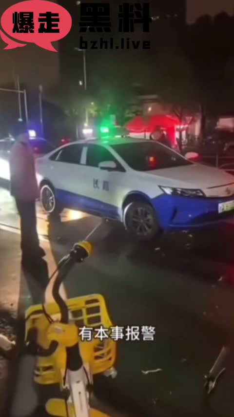 武汉十三郎酒吧情侣互撕大瓜！红裙女爆料自己男朋友是GAY 背着她出轨和男的开房 直言男友兜不住屎！