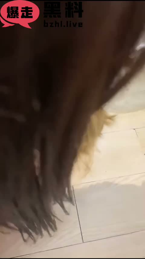 精神小妹霸凌视频曝光！受害女生被扒衣毒打往死里踹 下手太狠了这帮畜生们！