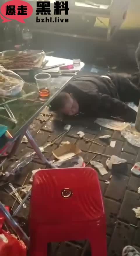 路边摊冲突升级为暴力斗殴！醉汉路边摊对另一大汉提出1万块换你老婆陪睡一晚的无耻要求 引发重拳暴揍！