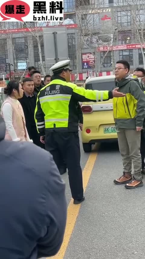 扬州万象汇两车发生剐蹭 眼镜男为民除害 怒扇粉衣绿茶女 一巴掌赔了3万！