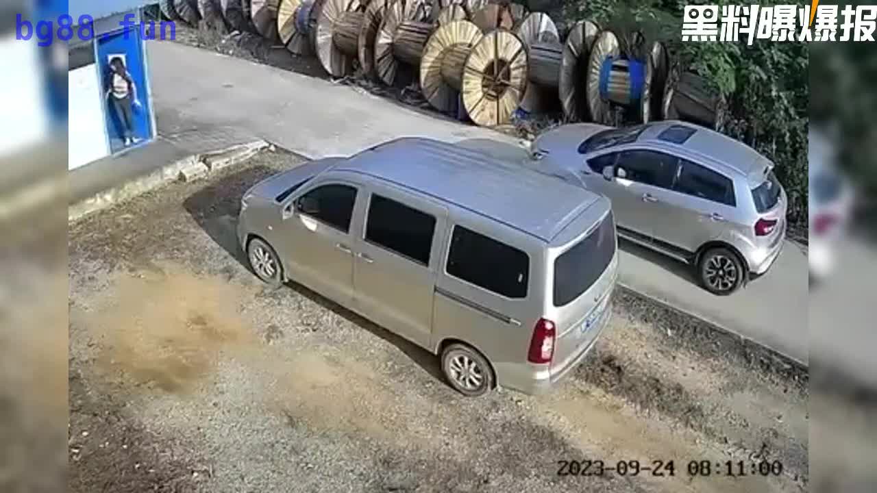 奸夫淫妇工地偷情 老公拿刀双杀 一刀击中要害当场死亡!.mp4