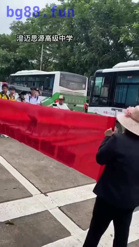 海南省澄迈县思源高级中学  一名家长拉横幅称该学校的王姓校长强奸了自己9岁的女儿